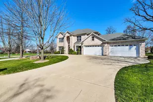 500 E Sherwood Dr, Addison, IL 60101 - Photo 2