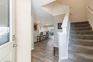 724 Wellington Ln, Cary, IL 60013 - Photo 2