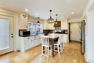 5083 Chambers Dr, Hoffman Estates, IL 60010 - Photo 6