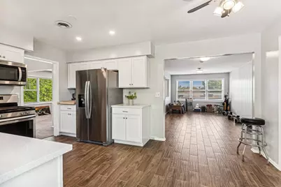 8951 Skokie Boulevard #3, Skokie, IL 60077 - Photo 4
