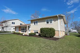 600 Flagstaff Ln, Hoffman Estates, IL 60169 - Photo 2