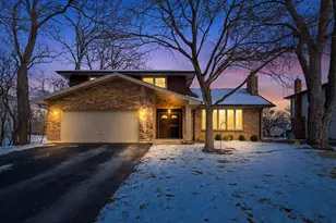 5721 Vial Pkwy, La Grange Highlands, IL 60525 - Photo 2