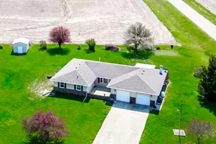 13015 E 2200 N Rd, Hudson, IL 61748 - Photo 4