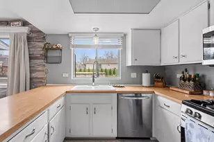 340 Stonehurst Ln, Roselle, IL 60172 - Photo 12