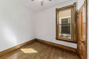 1042 W Barry Ave, Chicago, IL 60657 - Photo 8