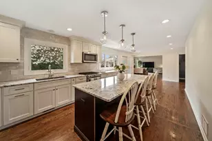 690 Honeysuckle Dr, Naperville, IL 60540 - Photo 4