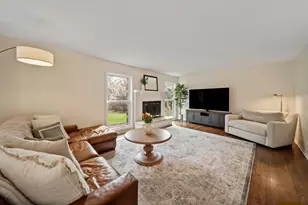 690 Honeysuckle Dr, Naperville, IL 60540 - Photo 8