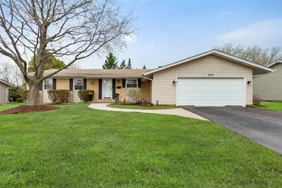 920 W Firestone Drive, Hoffman Estates, IL 60192 - Photo 1