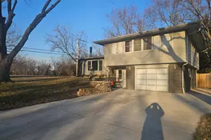1852 Center Dr, Carpentersville, IL 60110 - Photo 2