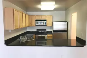 525 W Hawthorne Pl, Chicago, IL 60657 - Photo 2