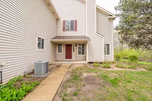 570 Foxridge Dr, Fox Lake, IL 60020 - Photo 2
