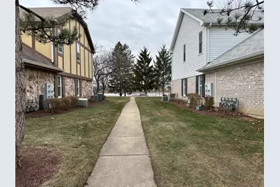 1250 N Streamwood Lane #338, Vernon Hills, IL 60061 - Photo 2