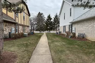 1250 N Streamwood Ln, Vernon Hills, IL 60061 - Photo 2