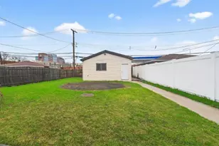 2764 W 95th Pl, Evergreen Park, IL 60805 - Photo 6