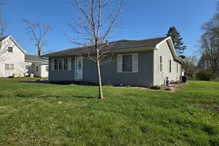 201 E Cleveland St, Heyworth, IL 61745 - Photo 2