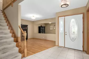 45 S Driveway, Glen Ellyn, IL 60137 - Photo 2