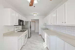 881 N Swift Rd, Addison, IL 60101 - Photo 14