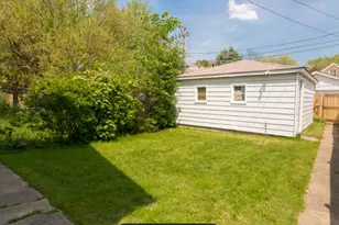 8653 S Saginaw Ave, Chicago, IL 60617 - Photo 2