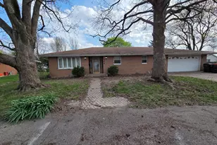 404 Sunset Dr, Heyworth, IL 61745 - Photo 2