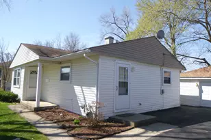 30 Aspen Ln, Carpentersville, IL 60110 - Photo 2