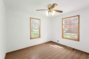 132 Hiawatha Dr, Clarendon Hills, IL 60514 - Photo 14