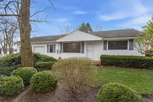 98 Cedar Dr, Crystal Lake, IL 60014 - Photo 2