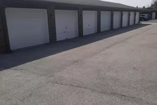 10541 Palos Pl, Palos Hills, IL 60465 - Photo 2