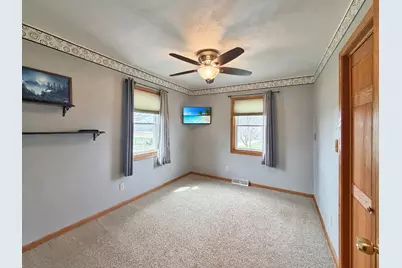 2472 W Red Oak Road, Freeport, IL 61032 - Photo 36