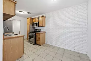 377 Farmingdale Cir, Vernon Hills, IL 60061 - Photo 10