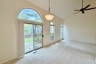 627 Cobblestone Ct, Elgin, IL 60120 - Photo 6