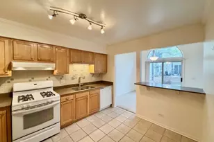 627 Cobblestone Ct, Elgin, IL 60120 - Photo 4