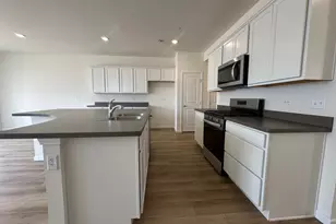 2320 Horseshoe Circles, Naperville, IL 60564 - Photo 4