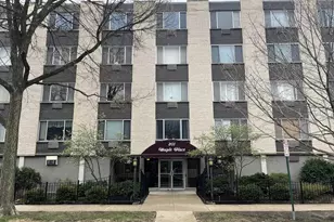 201 S Maple Ave, Oak Park, IL 60302 - Photo 1