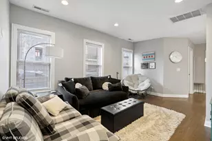 330 W Evergreen Ave, Chicago, IL 60610 - Photo 2