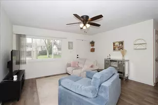 814 Oriole Dr, Streamwood, IL 60107 - Photo 2