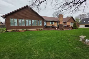 47 Carriage Hill Ct, Sterling, IL 61081 - Photo 2