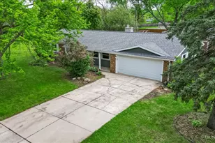 401 Hill Ave, North Aurora, IL 60542 - Photo 14