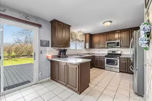 1097 Amberwood Dr, Crystal Lake, IL 60014 - Photo 6