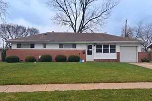 560 Geronimo St, Hoffman Estates, IL 60169 - Photo 1