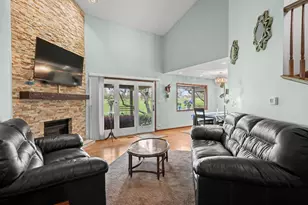 1760 Pebble Beach Dr, Hoffman Estates, IL 60169 - Photo 2