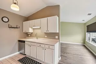 402 Woodview Cir, Elgin, IL 60120 - Photo 12