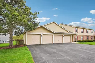 402 Woodview Cir, Elgin, IL 60120 - Photo 2