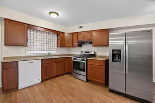 6102 Kit Carson Dr, Hanover Park, IL 60133 - Photo 10