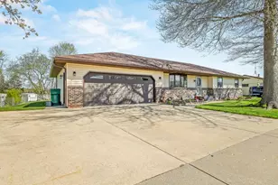 11785 Balsa Ln, Roscoe, IL 61073 - Photo 2