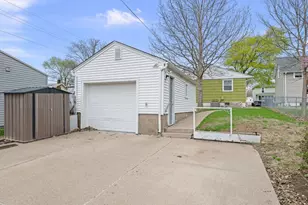 2374 33 St, Moline, IL 51265 - Photo 6