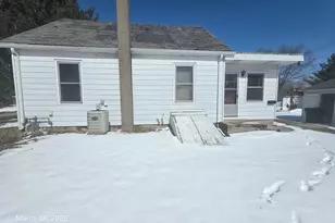 694 Montgomery Ave, East Dubuque, IL 61025 - Photo 2