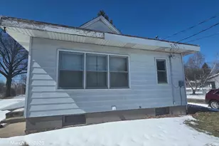 694 Montgomery Ave, East Dubuque, IL 61025 - Photo 4