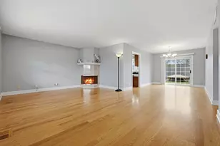 225 Wilmslow Ln, Schaumburg, IL 60194 - Photo 2