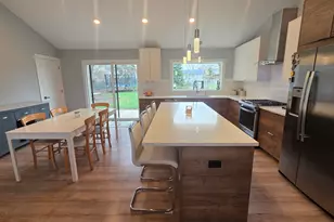 431 Springhill Dr, Roselle, IL 60172 - Photo 6