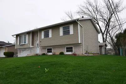 986 Yorkshire Drive, Hanover Park, IL 60133 - Photo 2